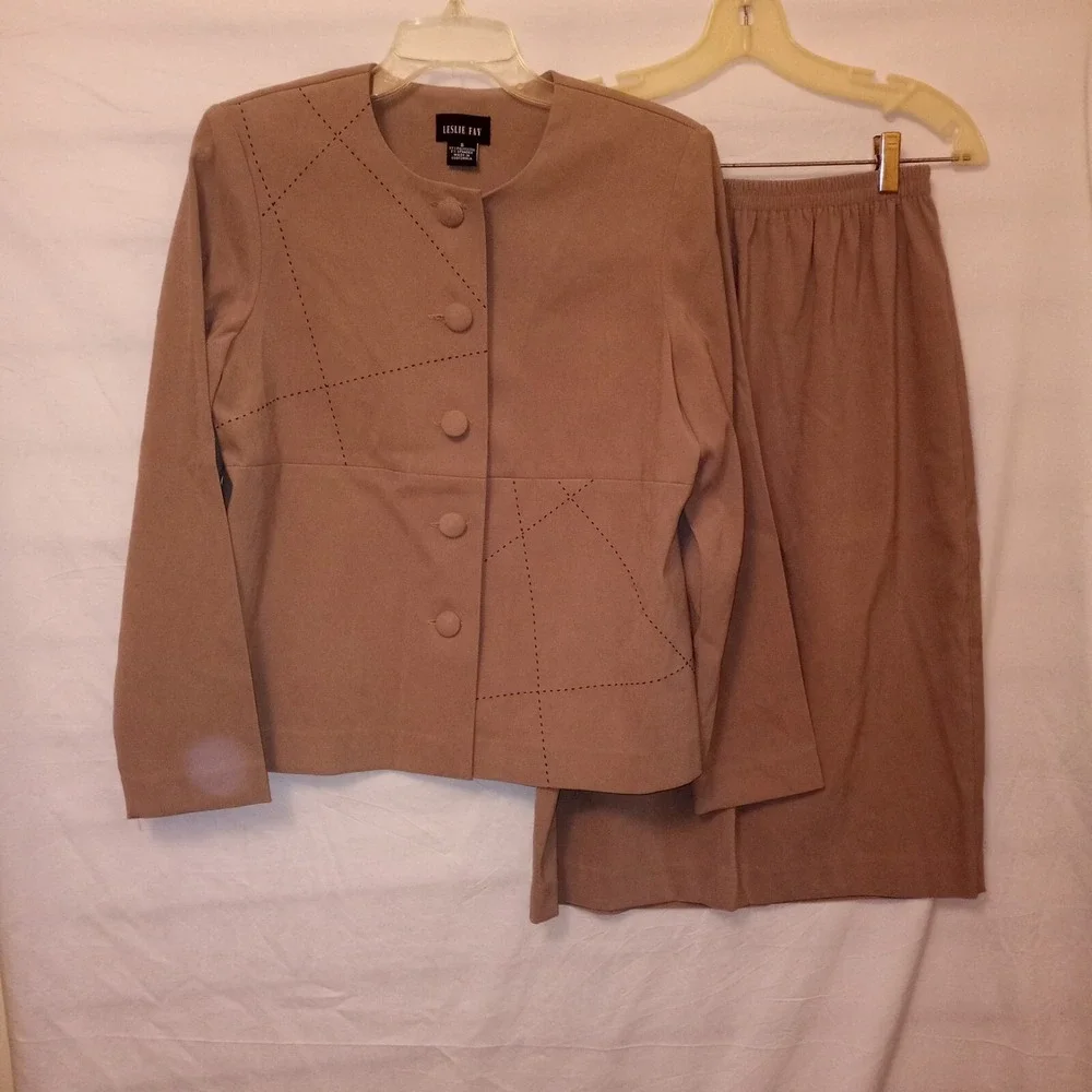 Leslie Fay Tan Skirt Suit Size 8 Long Sleeve Fabric‎ Buttons Elastic Waist